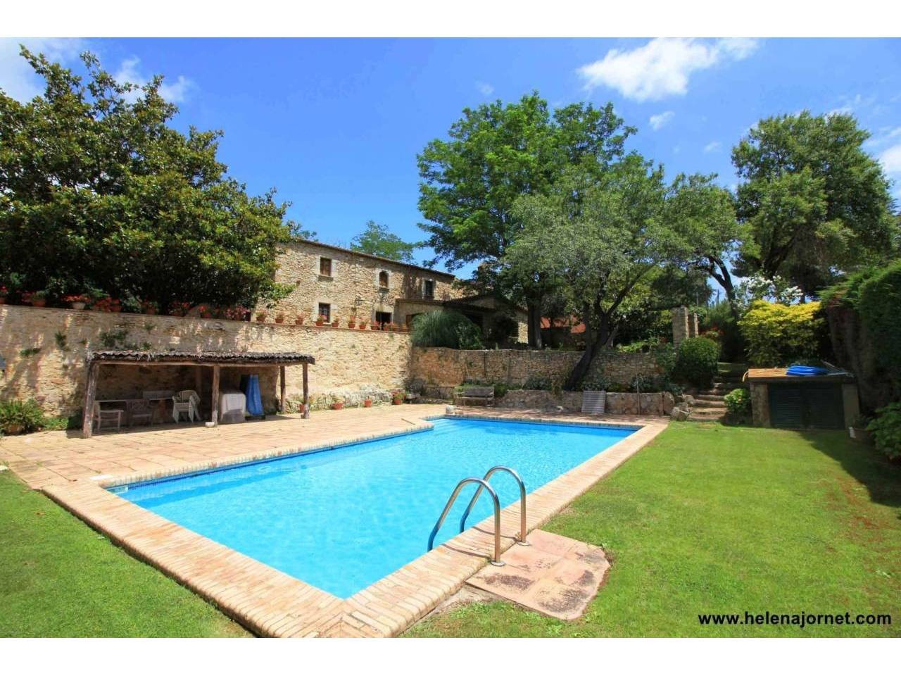 Masía catalana totalmente restaurada con jardín y piscina al lado del centro del pueblo - 1372