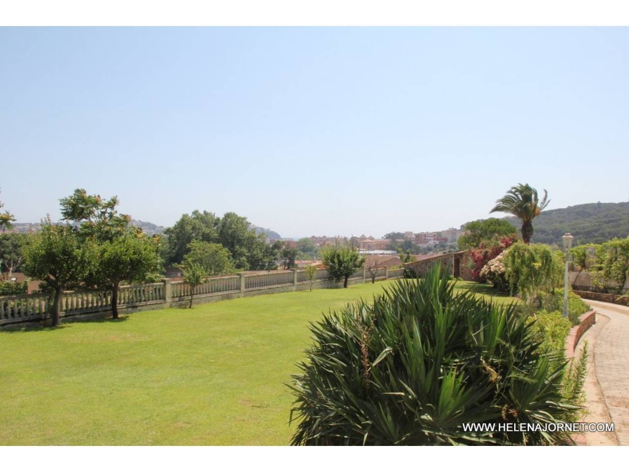 Exceptional detached house in a preserve area surrounded by non-buildable land and sea views centrally located - 2060