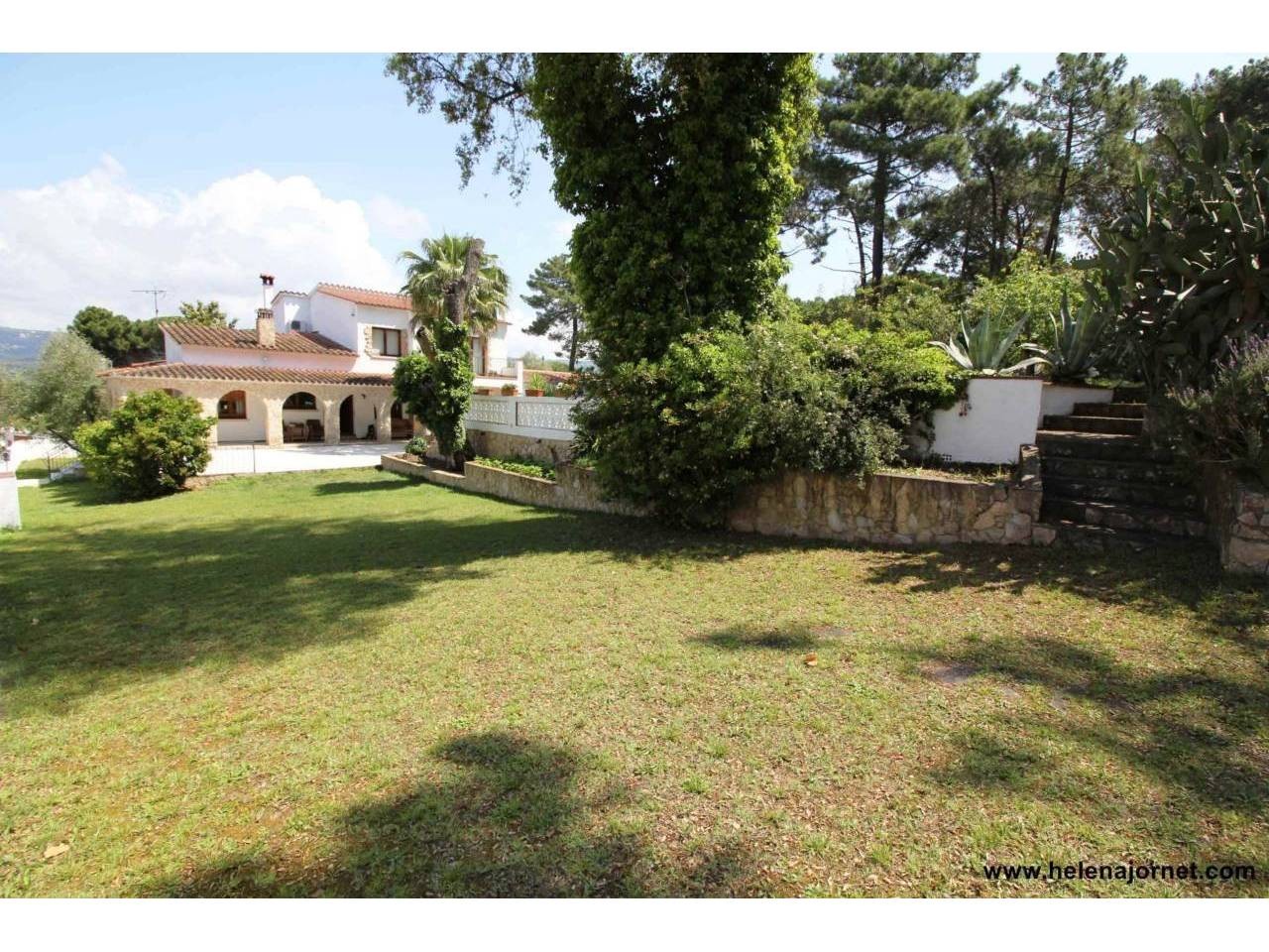 Casa con un gran terreno y piscina privada en la urbanización Mas Trempat - 3375