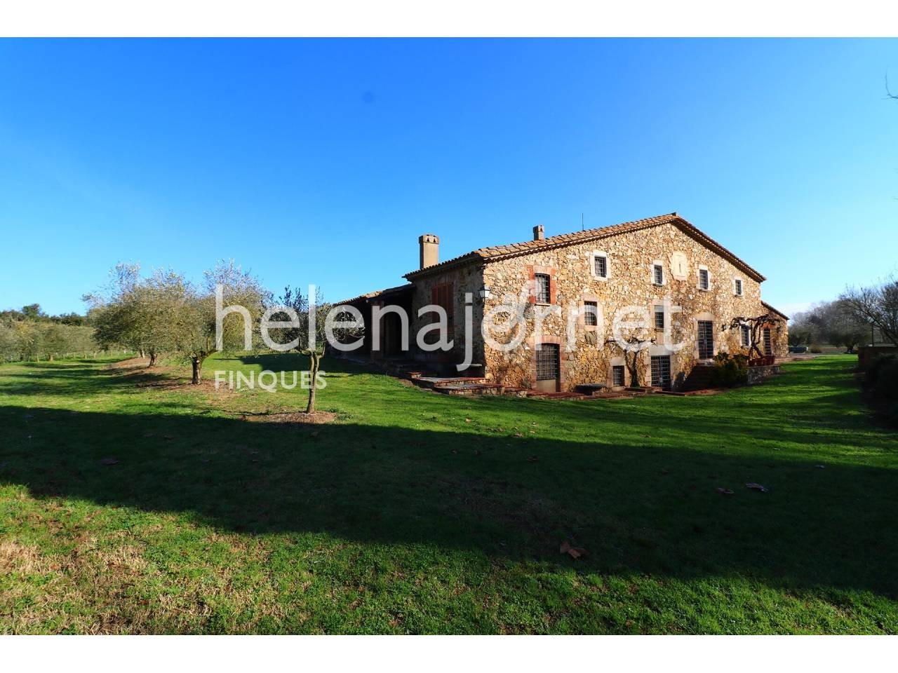 Excellent rustic estate with a renewed 563 m2 farmhouse and 4.8 hectares of land. - 1561