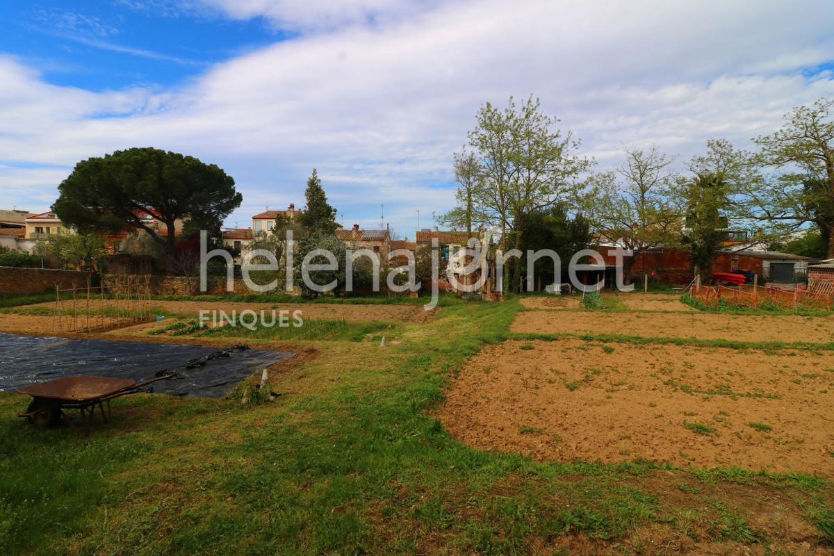 Casa per reformar amb una gran parcela edificable al centre de llagostera