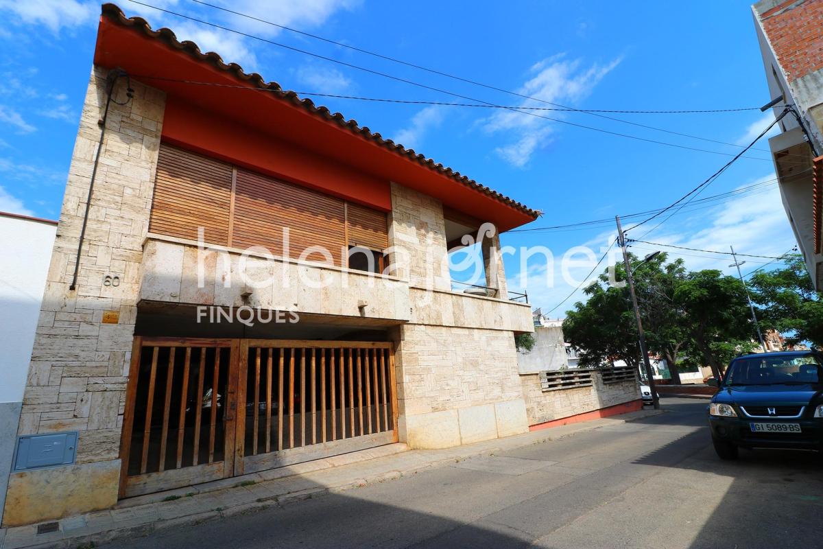 Maravillosa casa con jardín en el centro del pueblo