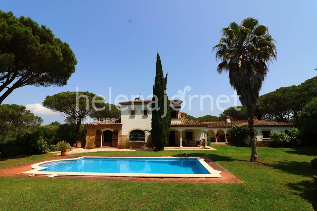 Acollidora casa amb piscina i gran terreny situada al Golf Costa Brava