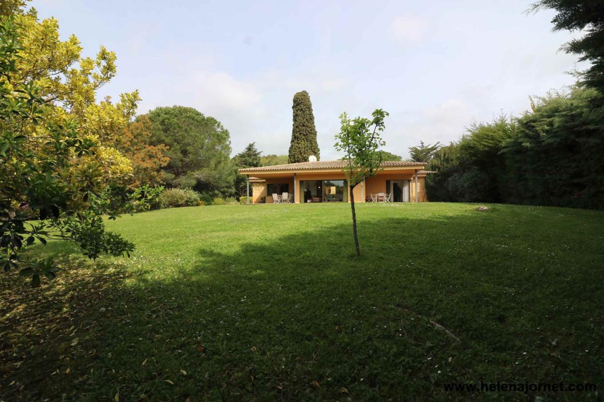 Maison avec amples espaces et sur un terrain de plus de 5000 m2