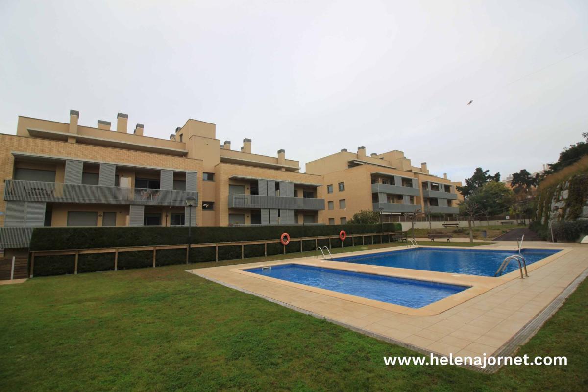 Pis a Mas Balmanya amb terrassa i piscina comunitària