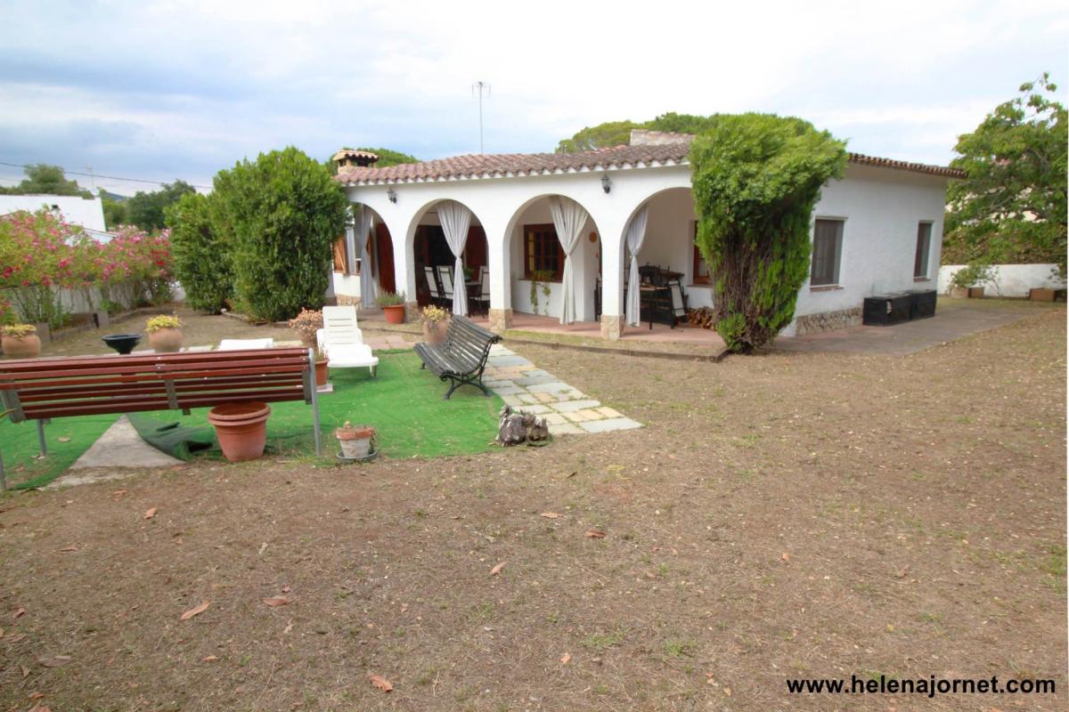 Casa amb jardí a la urbanització Mas Trempat