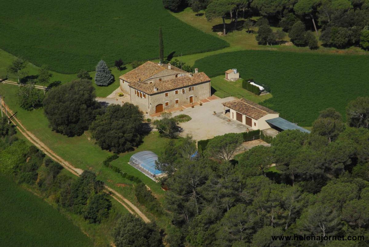 Epectaculaire masia (maison tipique catalanne) réformée avec piscine couverte et 37 ha de terrain