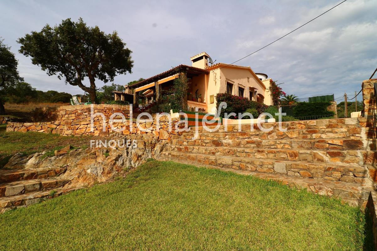 Casa de piedra situada en la urbanización Can Manel en Castell d'Aro