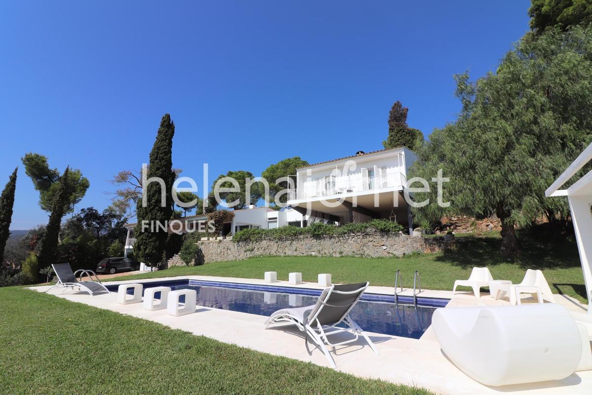 Casa exclusiva amb piscina i gran terreny en una zona privilegiada de Vall-llobrega