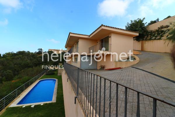 House with a beautiful garden and a pool in the Mas Nou residential area