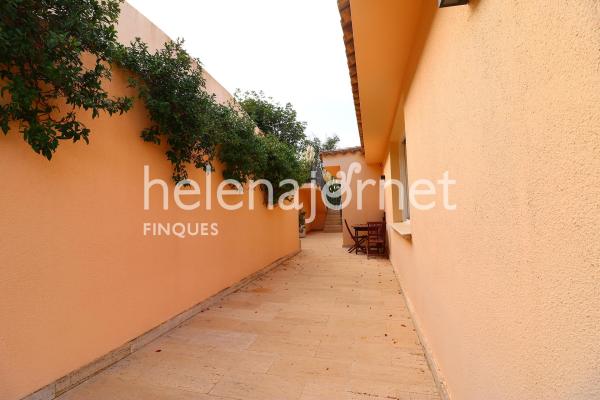 House with a beautiful garden and a pool in the Mas Nou residential area