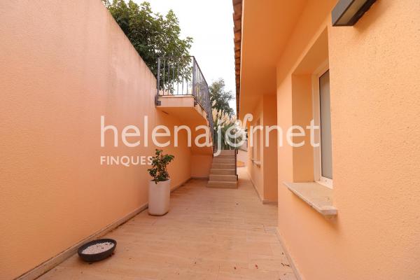 House with a beautiful garden and a pool in the Mas Nou residential area