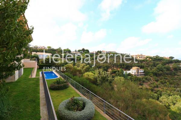 Casa amb jardí i piscina a la urbanització del Mas Nou