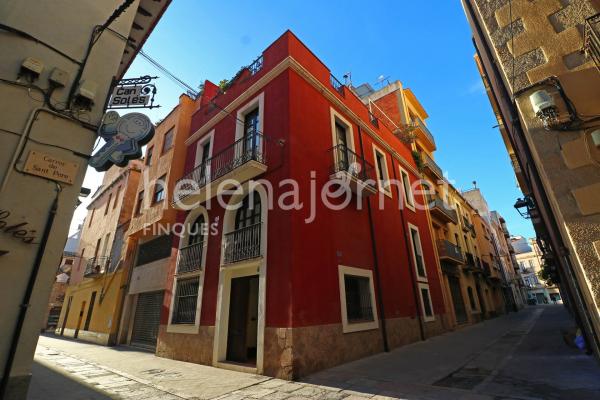 Casa de poble amb molt d’encant al centre de sant feliu de guíxols .