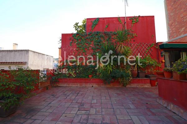 Casa adossada a Sant Feliu de Guíxols