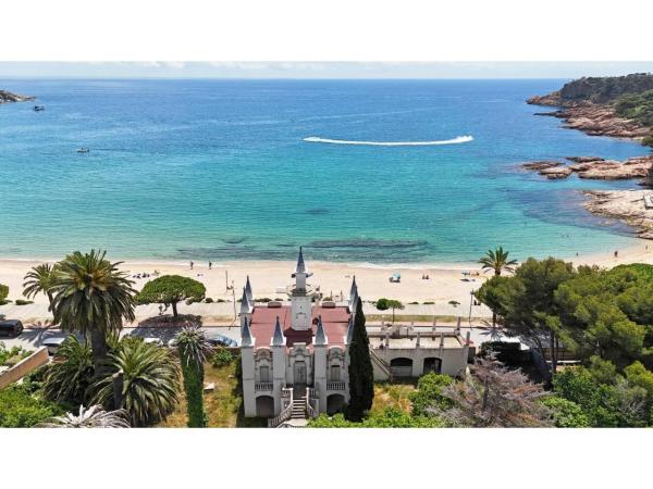 Propriété historique sur un terrain de 4.800 m2 en première ligne face à la plage de Sant Pol, S'Agaró.