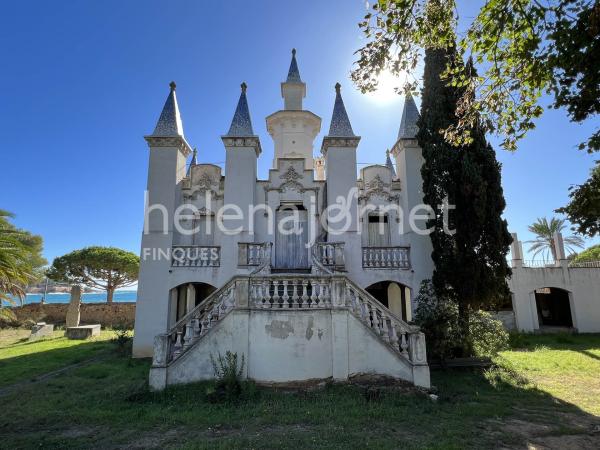 Propriété historique sur un terrain de 4.800 m2 en première ligne face à la plage de Sant Pol, S'Agaró.