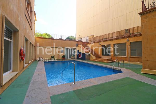 Apartament amb terrassa i piscina comunitària al passeig de sant feliu de guíxols