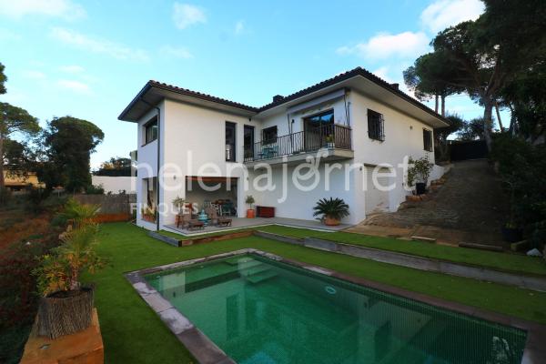 Magnifique maison rénovée de plain-pied avec piscine privée à Mas Trempat.