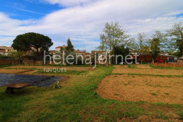 Maison à rénover avec un grand terrain constructible au centre de llagostera