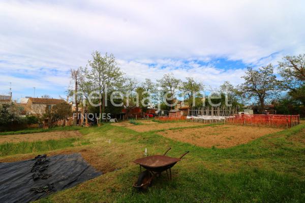 Maison à rénover avec un grand terrain constructible au centre de llagostera