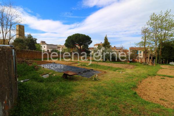 Maison à rénover avec un grand terrain constructible au centre de llagostera