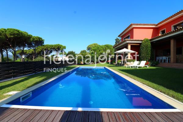 Fantàstica i lluminosa casa amb jardí i piscina a Santa Cristina d'Aro