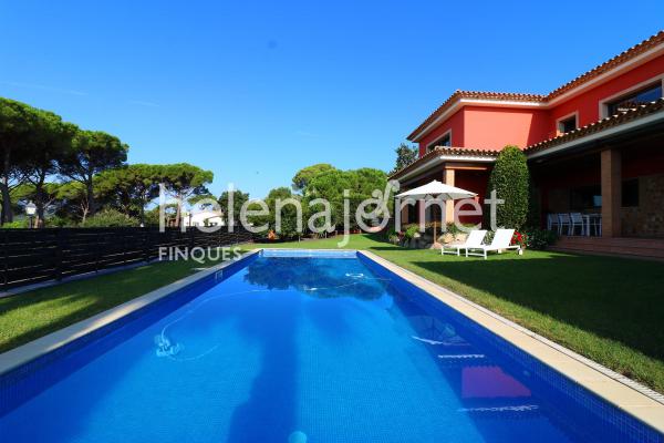 Fantàstica i lluminosa casa amb jardí i piscina a Santa Cristina d'Aro