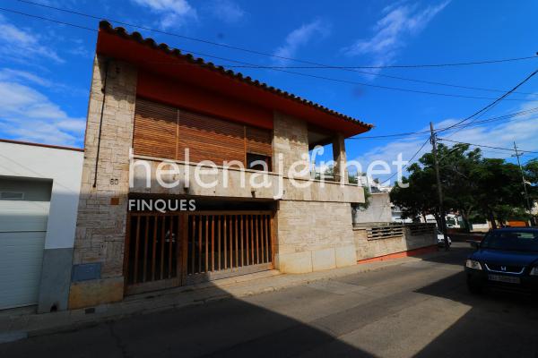 Maravillosa casa con jardín en el centro del pueblo