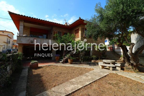 Maravillosa casa con jardín en el centro del pueblo