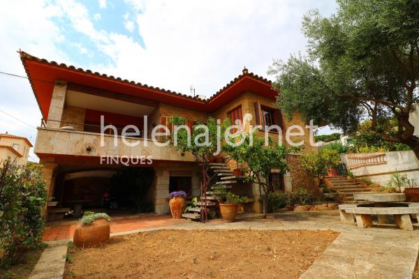 Maravillosa casa con jardín en el centro del pueblo