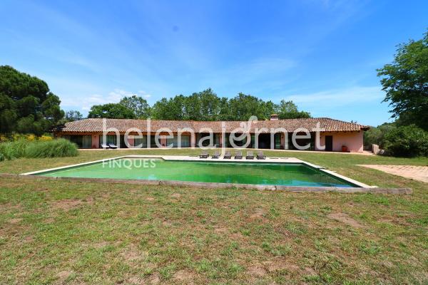 Magnifique maison avec piscine sur un terrain de 32ha avec un mas à rénover