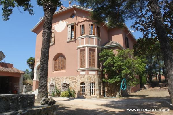 Exceptional detached house in a preserve area surrounded by non-buildable land and sea views centrally located