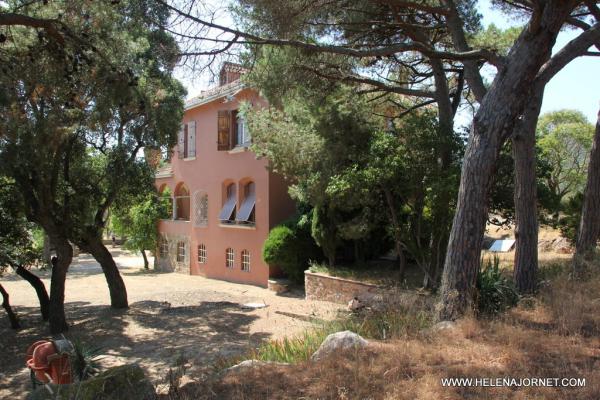 Exceptional detached house in a preserve area surrounded by non-buildable land and sea views centrally located