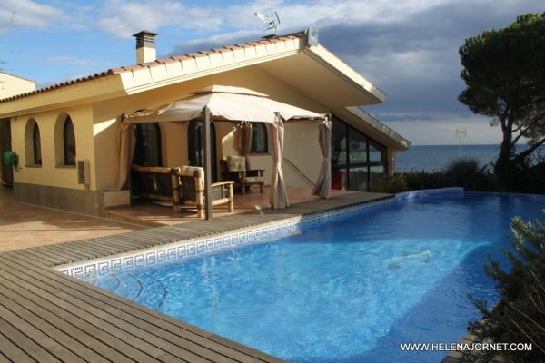 Maison dans la zone se St Elm avec vue sur la mer.