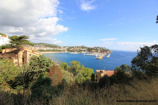 Grand terrain avec vues sur la mer spectaculaires et près du centre-ville