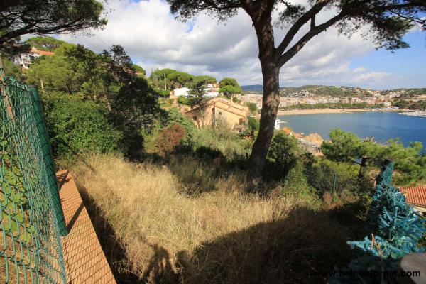 Grand terrain avec vues sur la mer spectaculaires et près du centre-ville