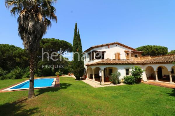 Très belle maison avec piscine et grand terrain dans le Golf Costa Brava