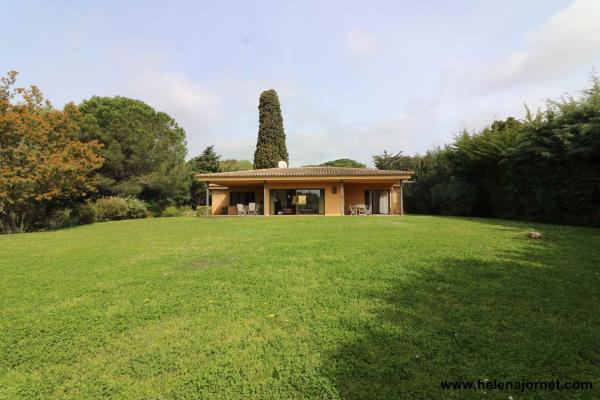 Maison avec amples espaces et sur un terrain de plus de 5000 m2