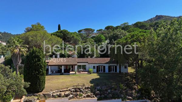 Spectacular single-storey house in exclusive location in the urbanization golf costa brava