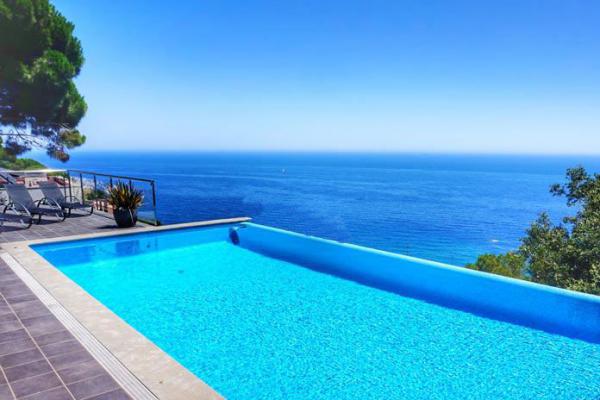 Cases i apartaments amb piscina a la Costa Brava