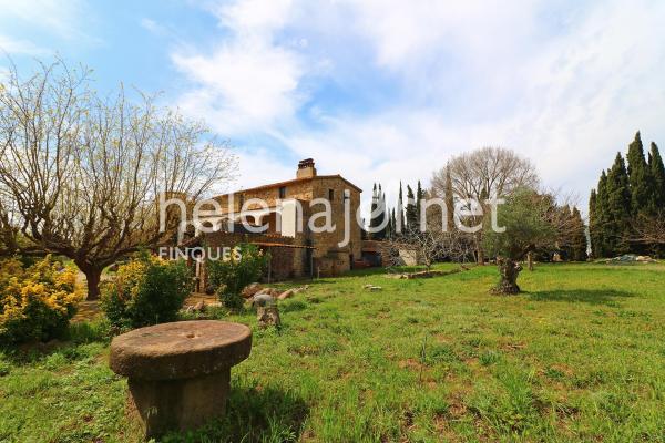 Amazing farm house with a 10.000 m2 plot of land and a hotel project in platja d’aro