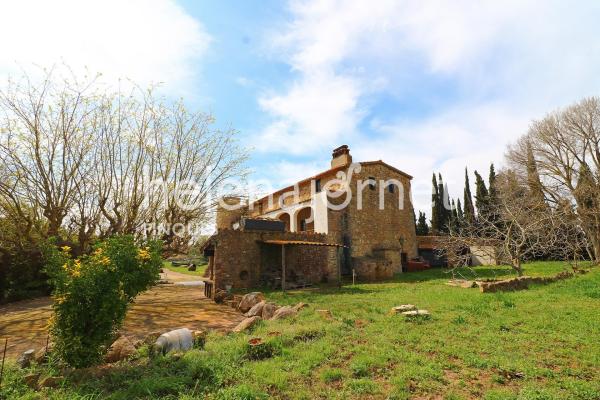 Amazing farm house with a 10.000 m2 plot of land and a hotel project in platja d’aro