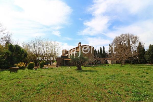 Amazing farm house with a 10.000 m2 plot of land and a hotel project in platja d’aro