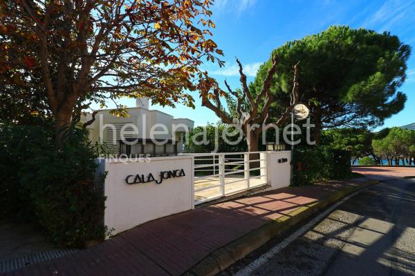 Casa adossada a Sant Feliu de Guíxols