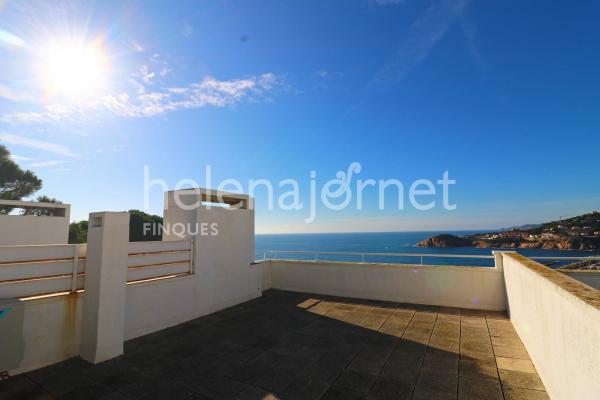 Casa adossada a Sant Feliu de Guíxols