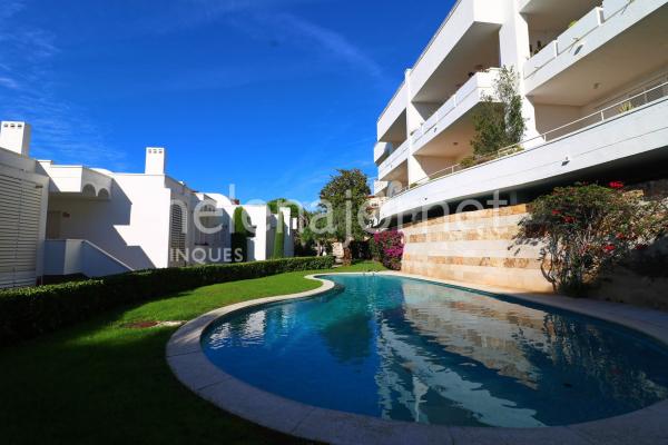 Casa adossada a Sant Feliu de Guíxols