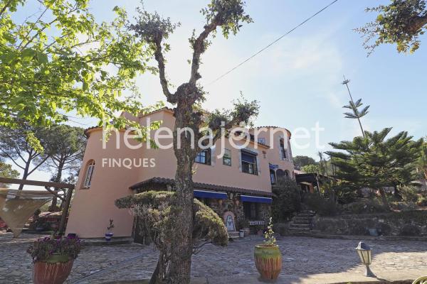 Fantàstic xalet amb piscina a la urbanització Vescomtat de Cabanyes