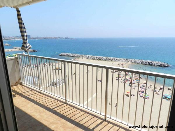 Apartment in front of the beach with spectacular sea views