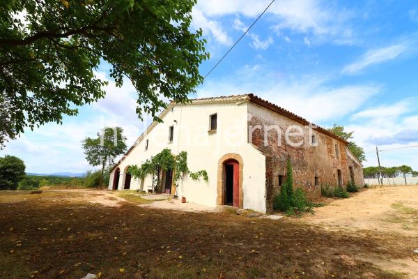 Catalan farmhouse and a 30Ha plot of land very close to Sils